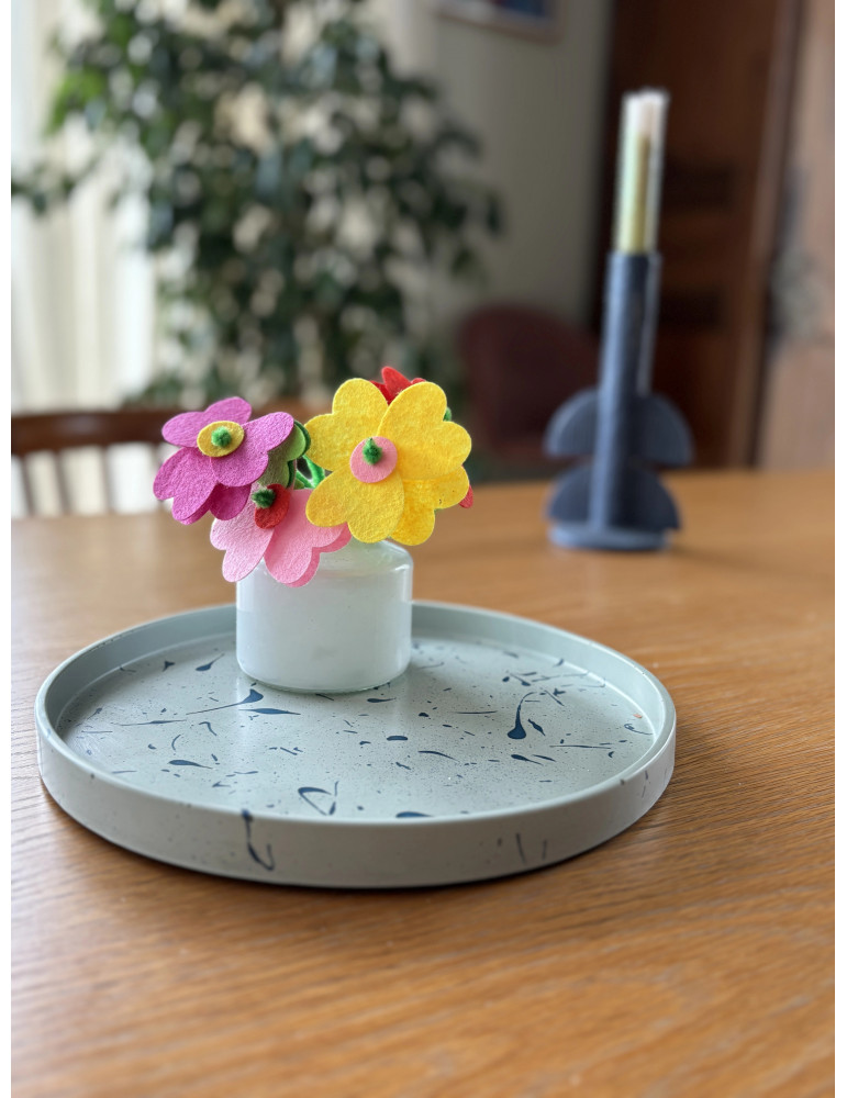 Le plateau fait à la main avec des designs uniques