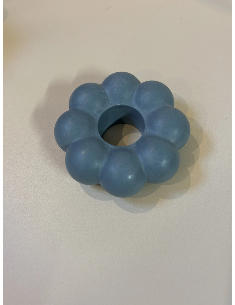 Bougeoirs modulables, conçus pour être empilés librement, ils permettent de créer des compositions uniques et personnalisables