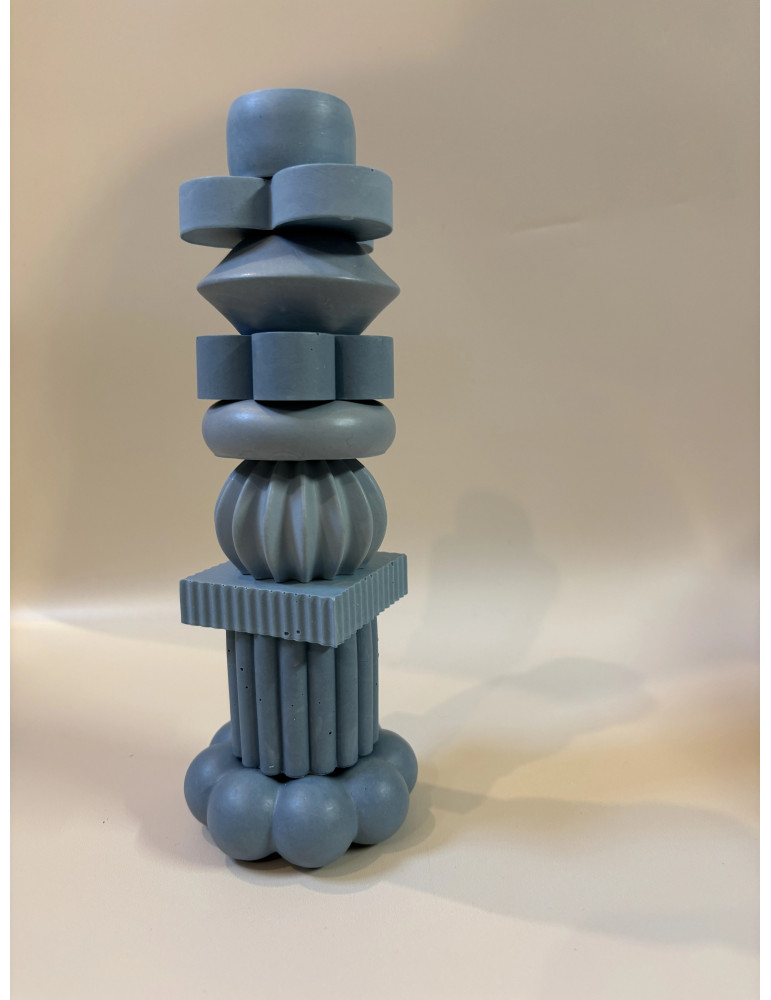 Bougeoirs modulables, conçus pour être empilés librement, ils permettent de créer des compositions uniques et personnalisables