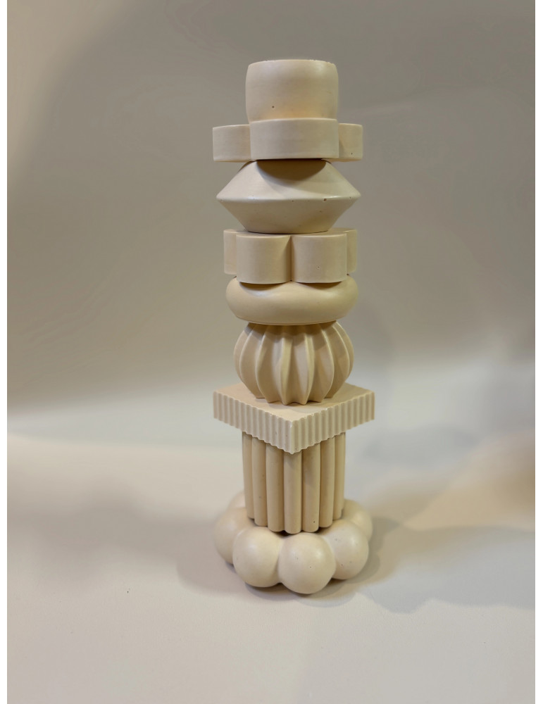 Bougeoirs modulables, conçus pour être empilés librement, ils permettent de créer des compositions uniques et personnalisables