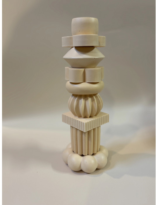 Bougeoirs modulables, conçus pour être empilés librement, ils permettent de créer des compositions uniques et personnalisables