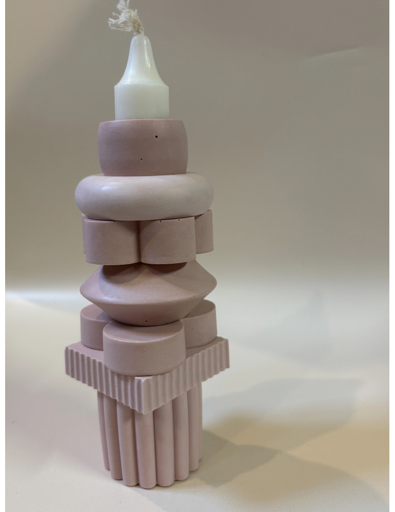 Bougeoirs modulables, conçus pour être empilés librement, ils permettent de créer des compositions uniques et personnalisables