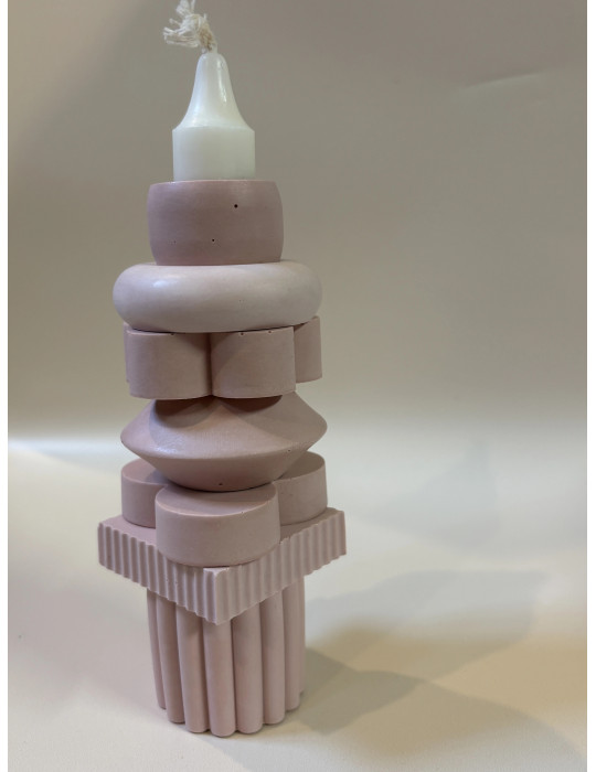 Bougeoirs modulables, conçus pour être empilés librement, ils permettent de créer des compositions uniques et personnalisables