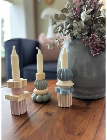 Bougeoirs modulables, conçus pour être empilés librement, ils permettent de créer des compositions uniques et personnalisables