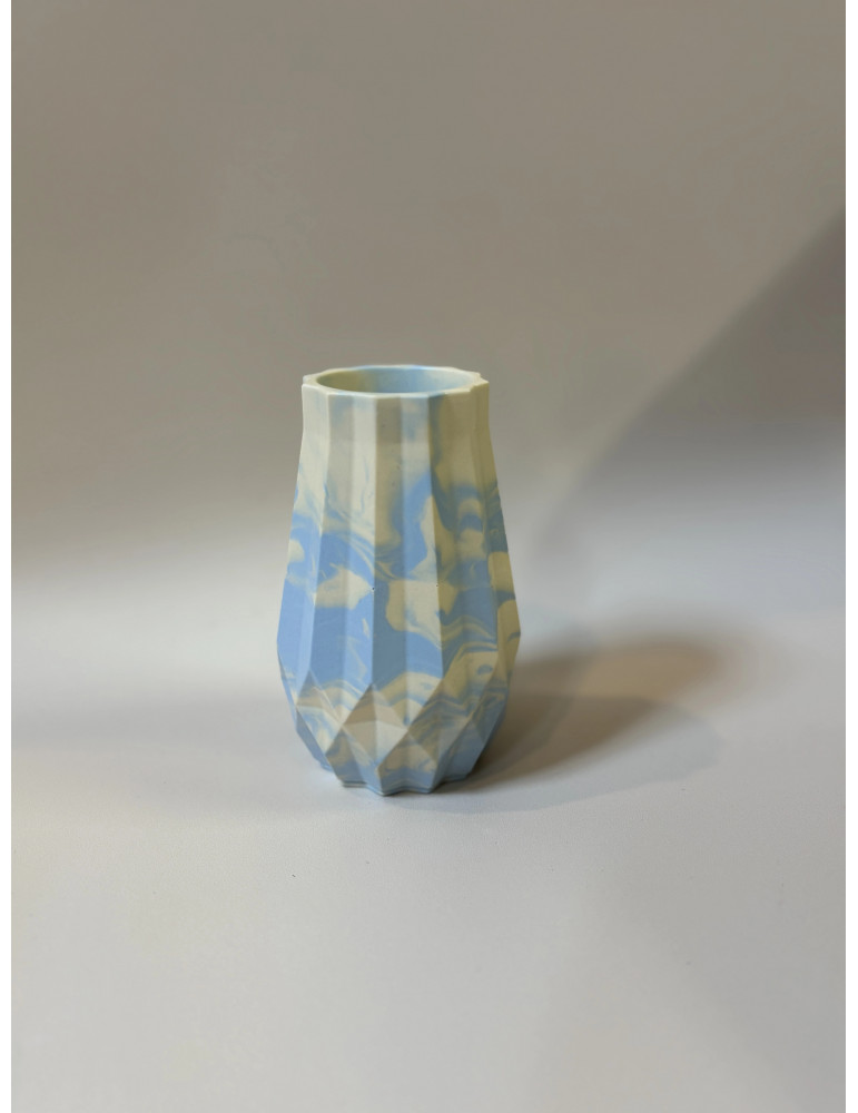 Le vase biseau associe des lignes biseautées à une esthétique moderne, lui conférant une allure sculpturale.