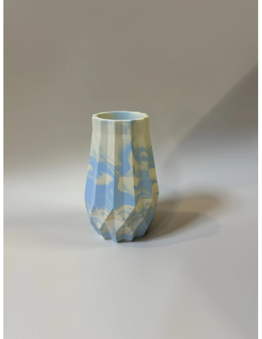 Le vase biseau associe des lignes biseautées à une esthétique moderne, lui conférant une allure sculpturale.