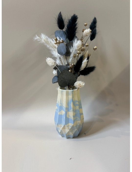 Le vase biseau associe des lignes biseautées à une esthétique moderne, lui conférant une allure sculpturale.