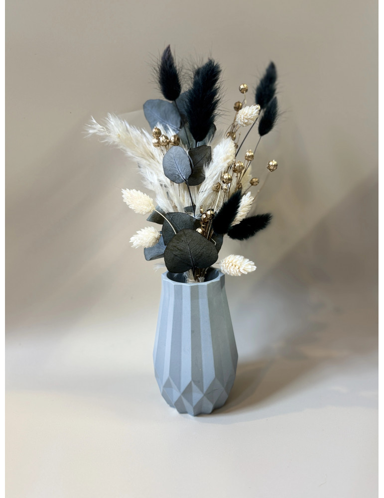 Le vase biseau associe des lignes biseautées à une esthétique moderne, lui conférant une allure sculpturale.