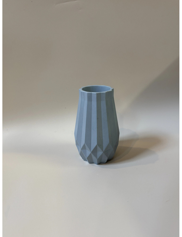 Le vase biseau associe des lignes biseautées à une esthétique moderne, lui conférant une allure sculpturale.