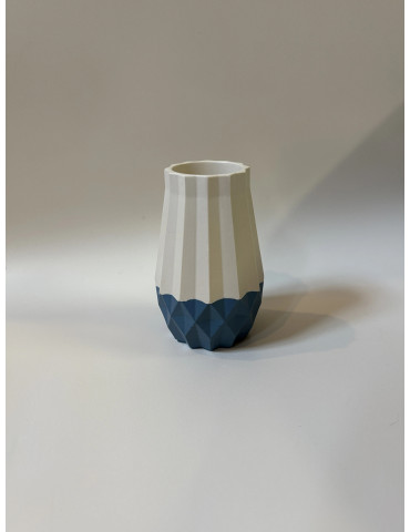 Le vase biseau associe des lignes biseautées à une esthétique moderne, lui conférant une allure sculpturale. 2