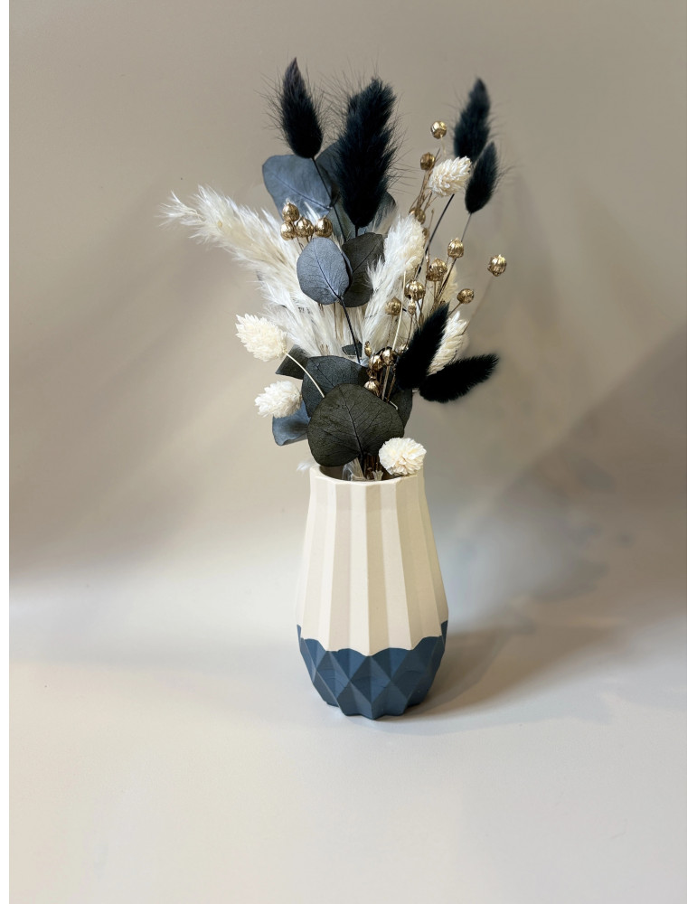 Le vase biseau associe des lignes biseautées à une esthétique moderne, lui conférant une allure sculpturale.