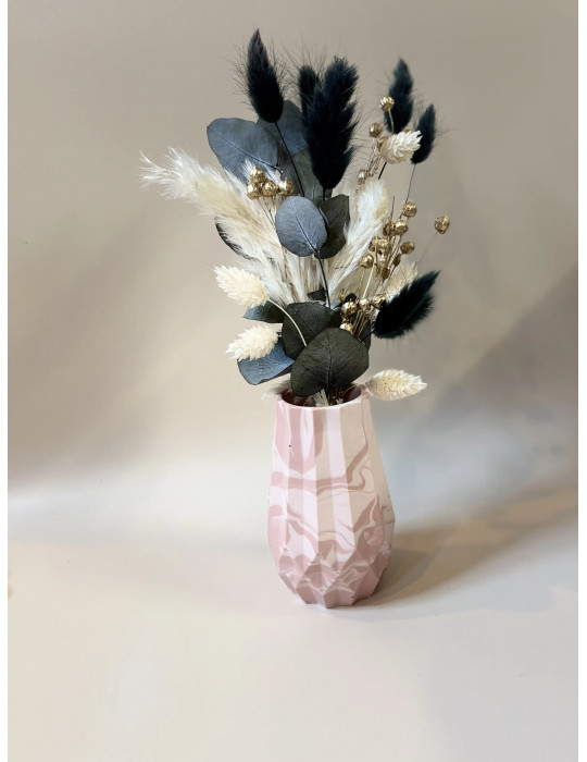 Le vase biseau associe des lignes biseautées à une esthétique moderne, lui conférant une allure sculpturale.