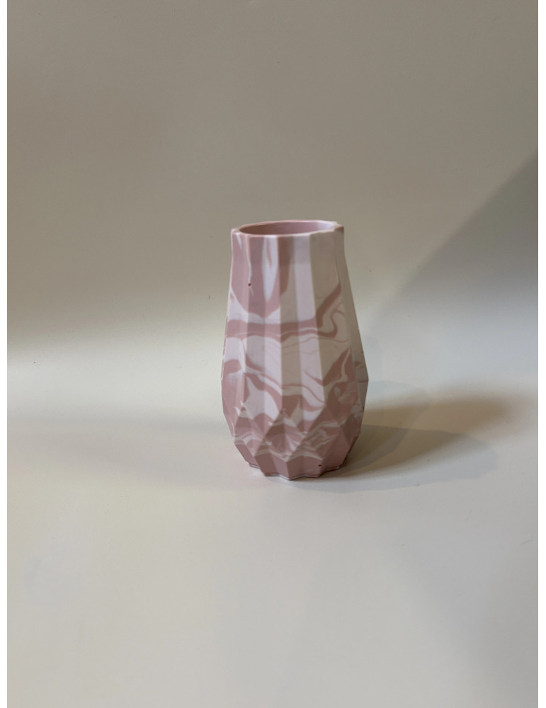 Le vase biseau associe des lignes biseautées à une esthétique moderne, lui conférant une allure sculpturale.