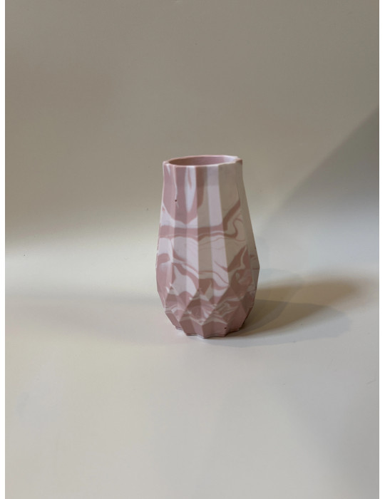 Le vase biseau associe des lignes biseautées à une esthétique moderne, lui conférant une allure sculpturale.