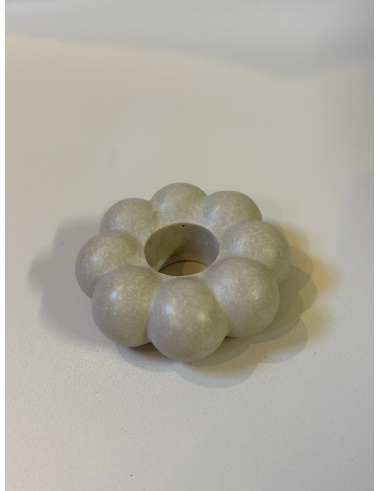 Bougeoirs modulables, conçus pour être empilés librement, ils permettent de créer des compositions uniques et personnalisables