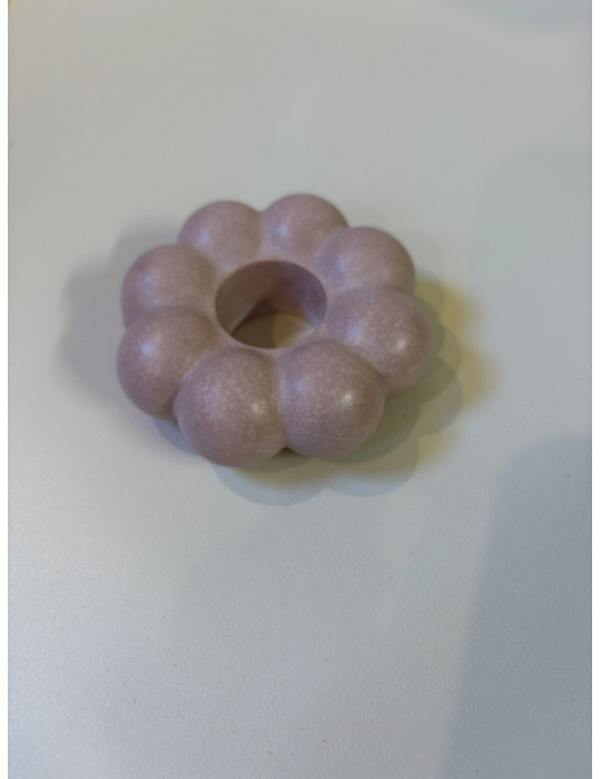 Bougeoirs modulables, conçus pour être empilés librement, ils permettent de créer des compositions uniques et personnalisables