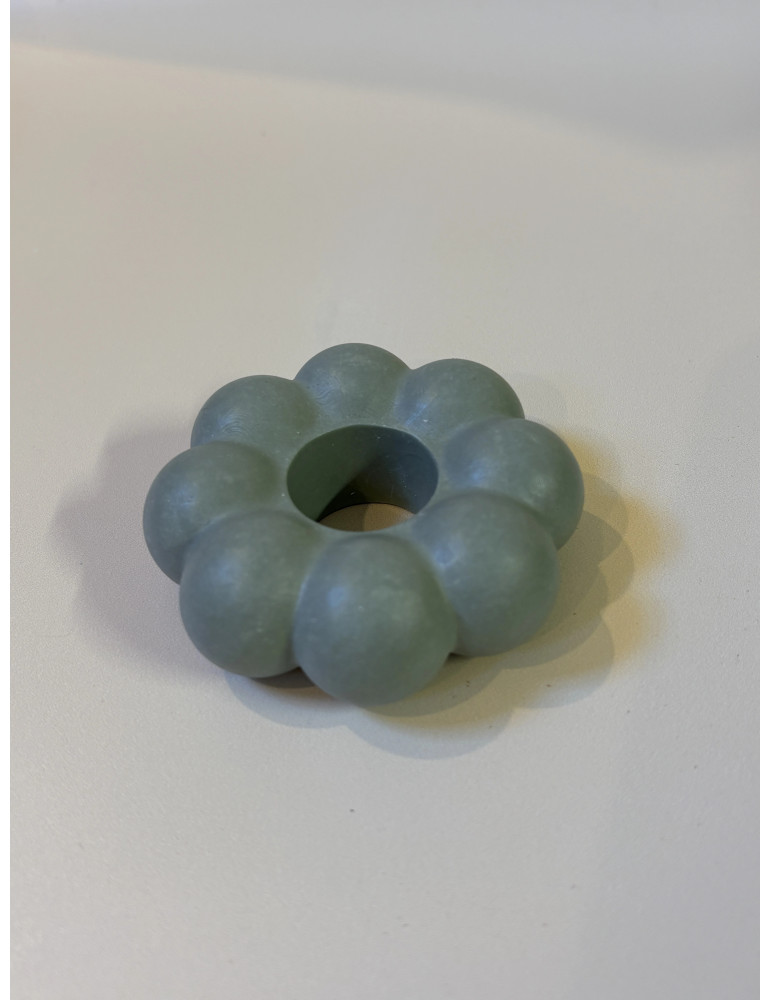 Bougeoirs modulables, conçus pour être empilés librement, ils permettent de créer des compositions uniques et personnalisables