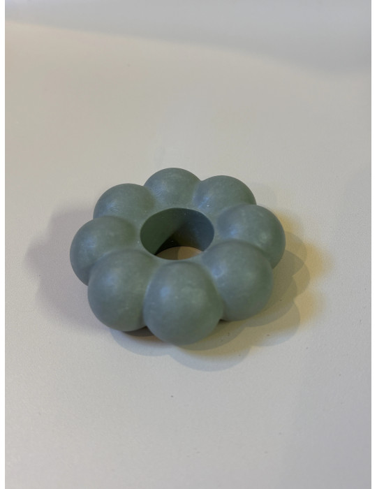 Bougeoirs modulables, conçus pour être empilés librement, ils permettent de créer des compositions uniques et personnalisables