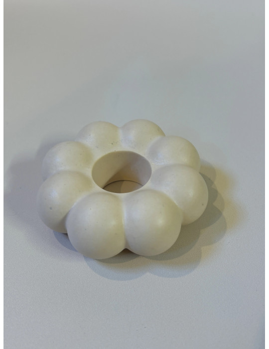 Bougeoirs modulables, conçus pour être empilés librement, ils permettent de créer des compositions uniques et personnalisables