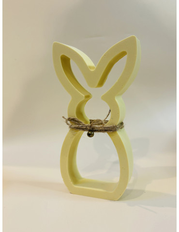 Lapin clochette, son allure minimaliste et sa teinte douce en font un atout charme pour toute décoration printanière.