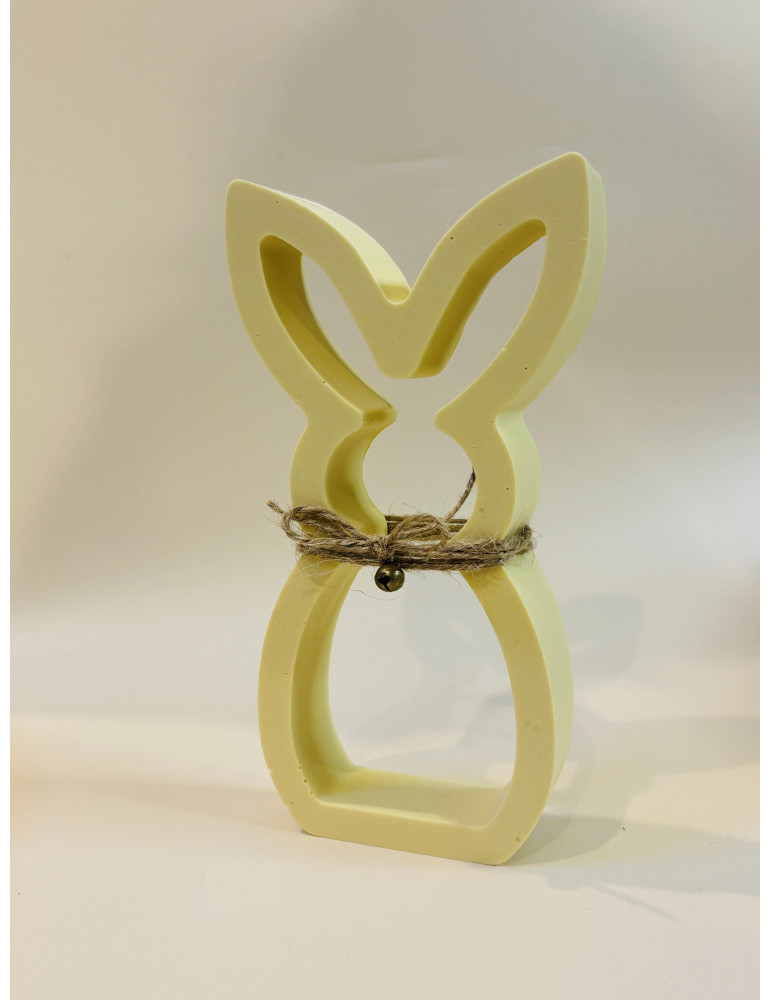 Lapin clochette, son allure minimaliste et sa teinte douce en font un atout charme pour toute décoration printanière.