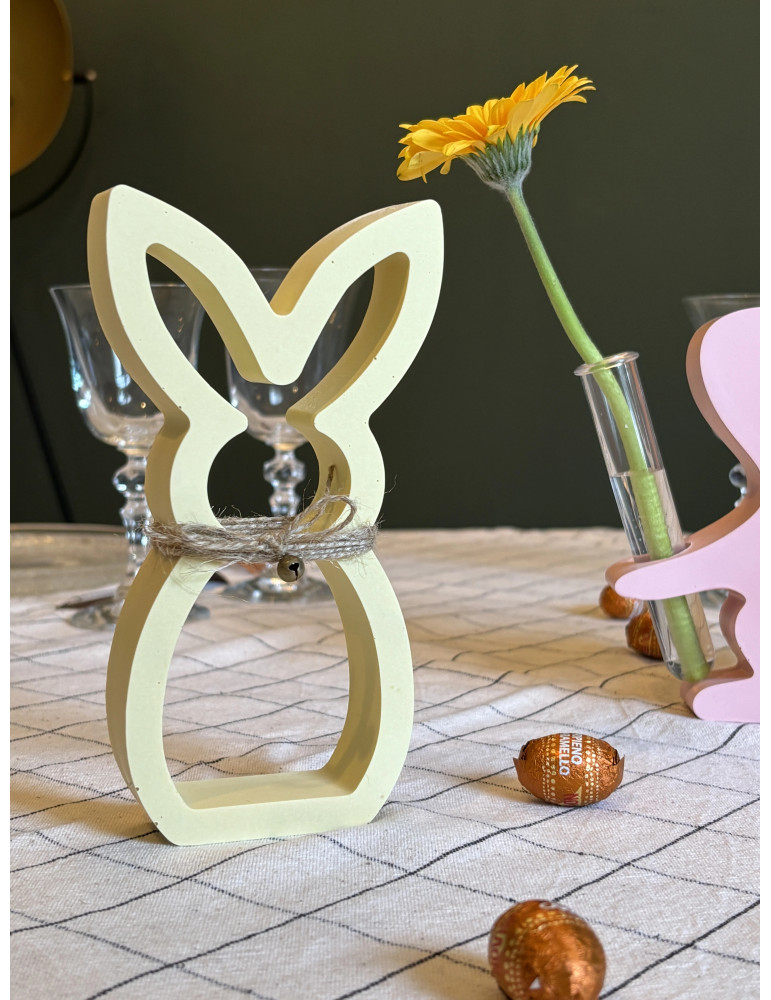 Lapin clochette, son allure minimaliste et sa teinte douce en font un atout charme pour toute décoration printanière.