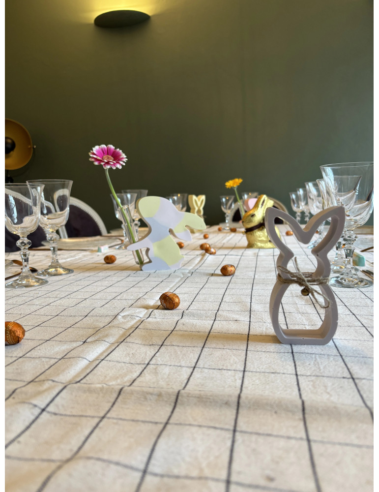 Lapin clochette, son allure minimaliste et sa teinte douce en font un atout charme pour toute décoration printanière.