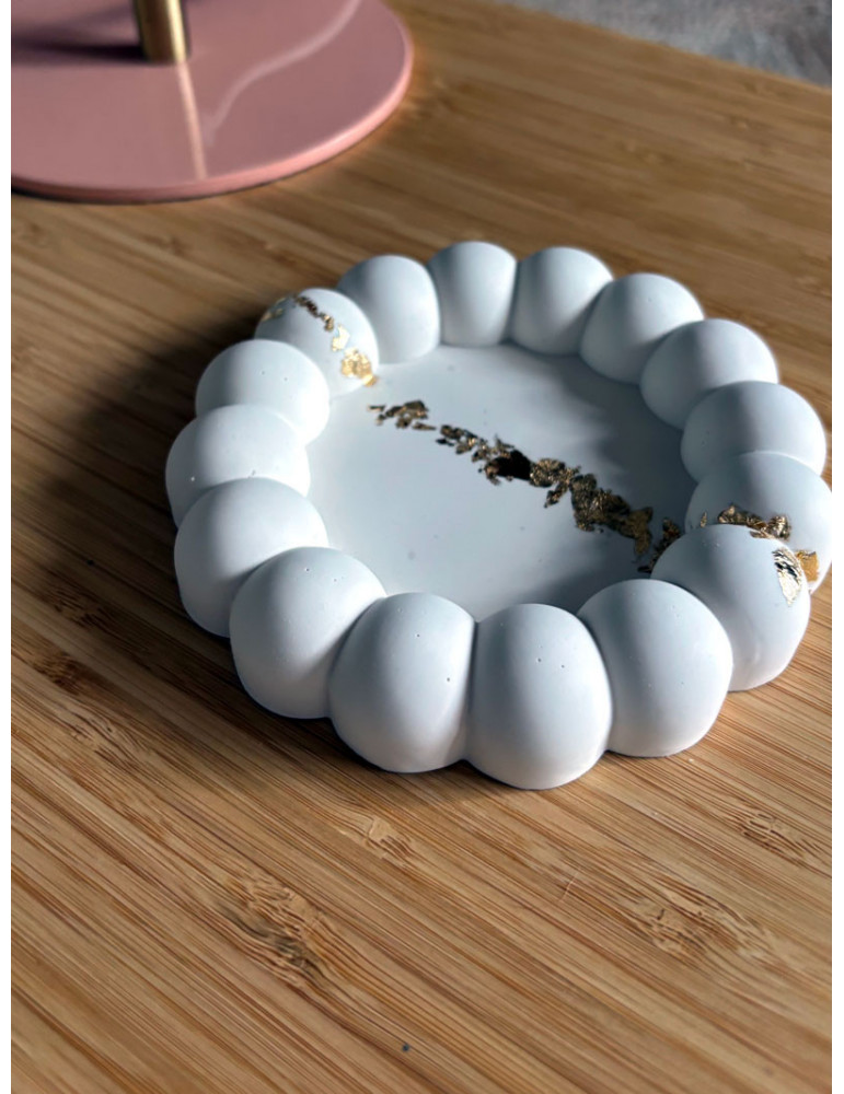 Vide poche artisanal en résine écologique, forme ronde effet bulle ou perles délicates.