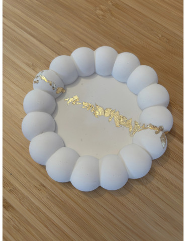 Vide poche artisanal en résine écologique, forme ronde effet bulle ou perles délicates.