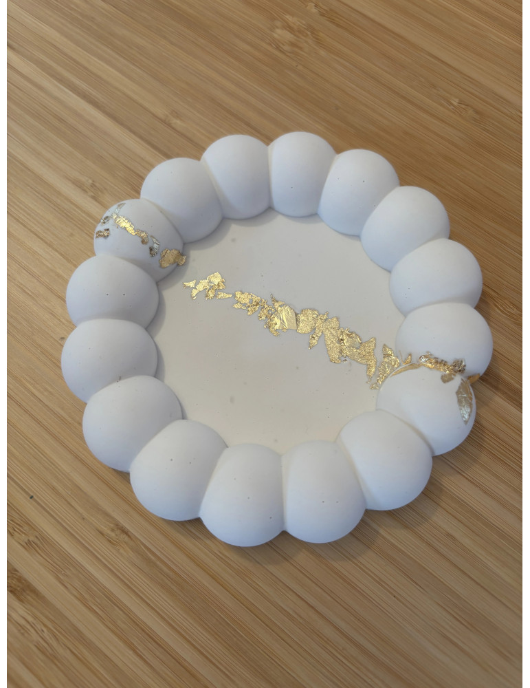 Vide poche artisanal en résine écologique, forme ronde effet bulle ou perles délicates.